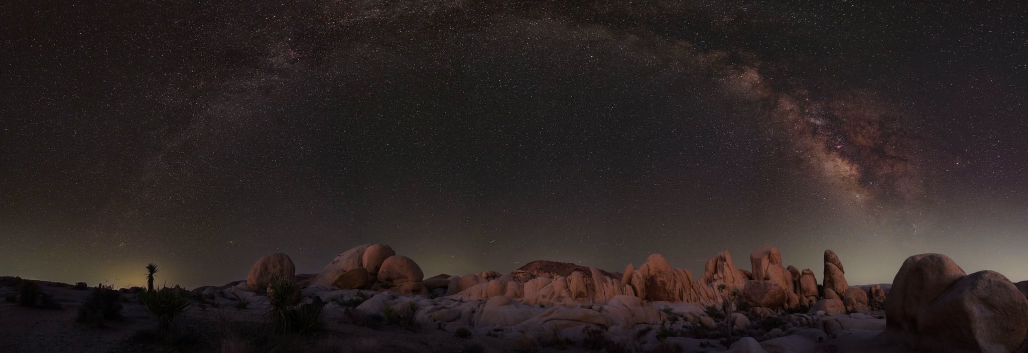 Panorama de la Vía Láctea en Joshua Tree